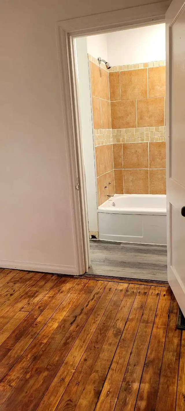 Bright Centrally Located One Bedroom for Rent - Photo 8