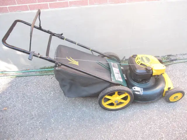 21 INCH YARDMAN MTD PUSH LAWN MOWER W/REAR BAGGER BRIGGS ENGINE