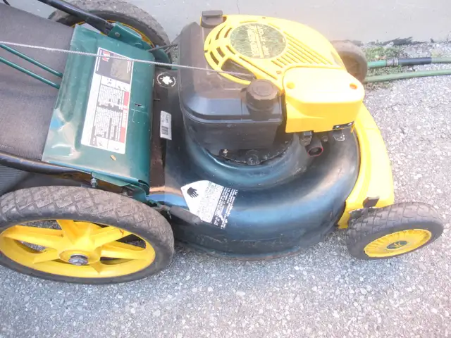 21 INCH YARDMAN MTD PUSH LAWN MOWER W/REAR BAGGER BRIGGS ENGINE - Photo 2