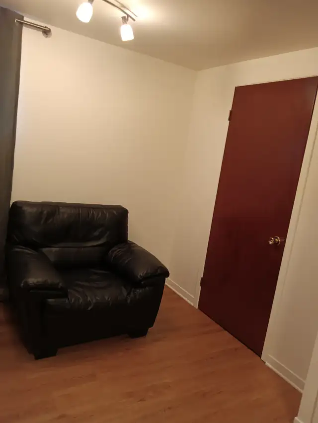 Chambre avec entrée indépendante à louer - Photo 3