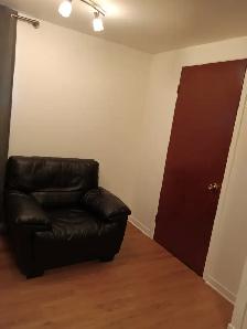 Chambre avec entrée indépendante à louer - Photo 3