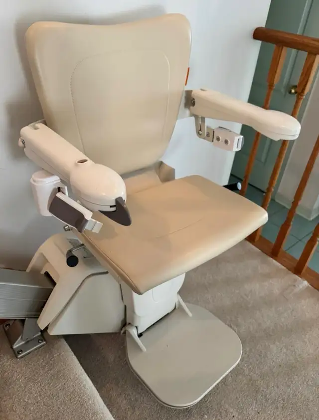 Stairlift Handicare 1100 Model 3 AVAILABLE - Photo 8