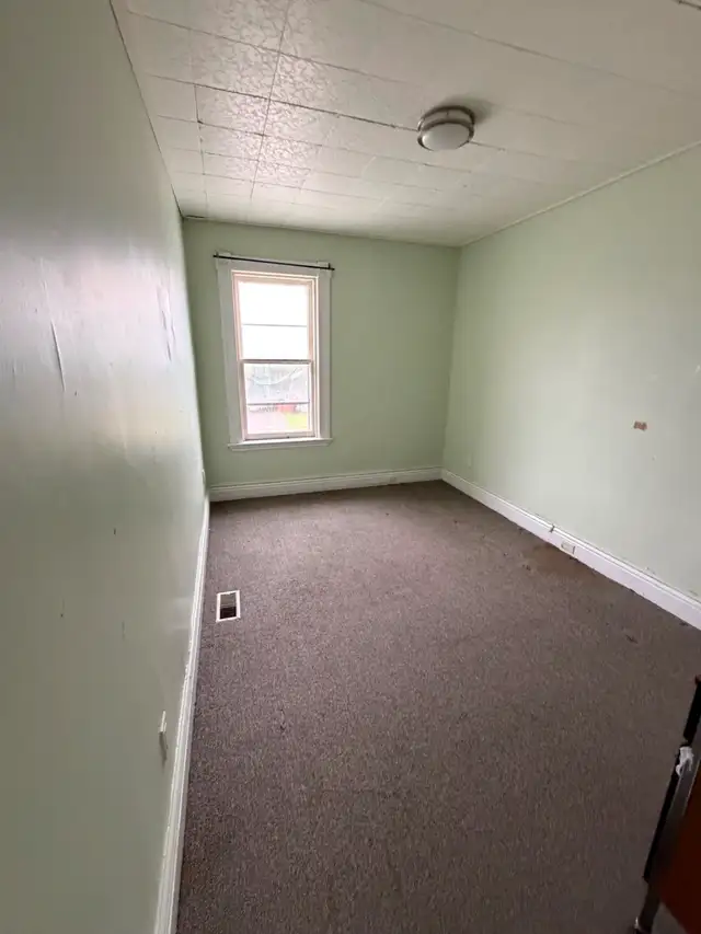 Spacious   Centrally Located 3 Bed Home Close To Everything! - Photo 8