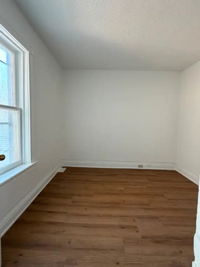 Spacious   Centrally Located 3 Bed Home Close To Everything! - Photo 10