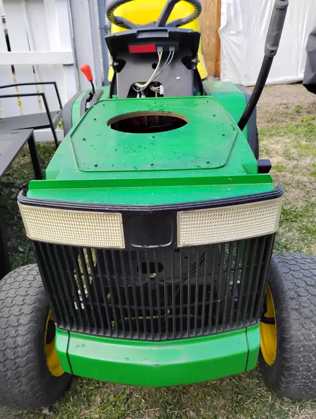 John Deere GT262 lawn tractor STRIPPED FOR PARTS! - Photo 2