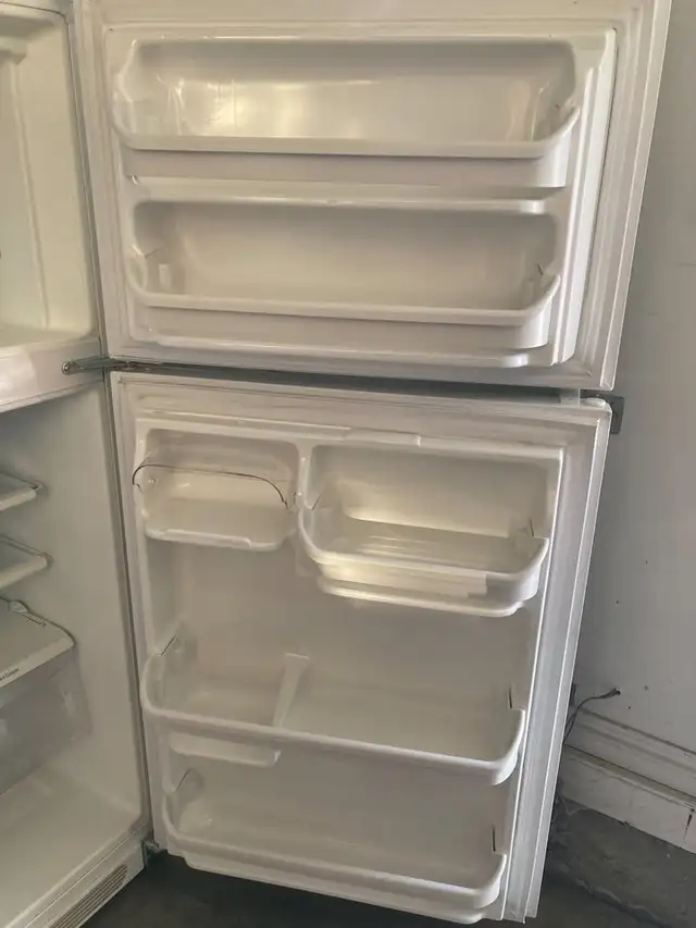 Like New 15cu ft Fridge Freezer - Photo 3