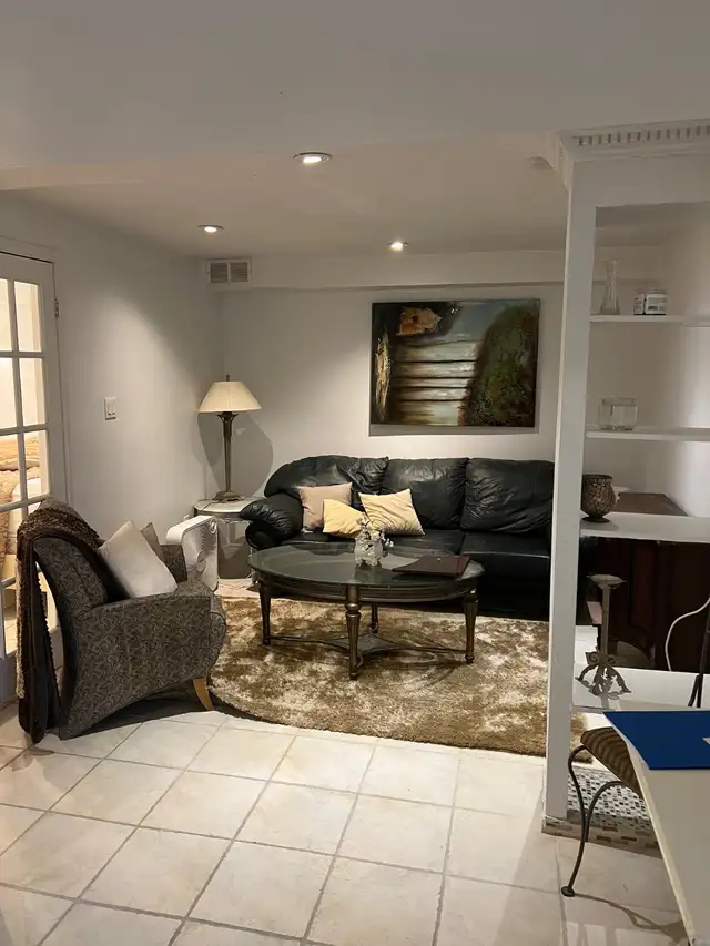 AURORA (Leslie and wellington) 1-2 bedroom apt available - Photo 3
