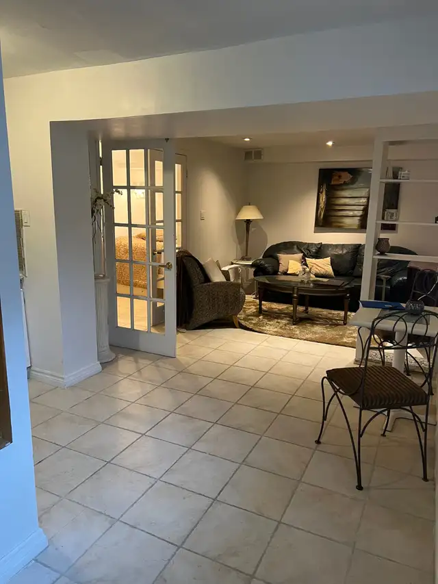 AURORA (Leslie and wellington) 1-2 bedroom apt available - Photo 4
