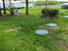 GAZON A COUPER PERSONNE EQUIPEE TONDEUSE ET COUPE HERBE