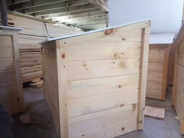Wooden, storage, and garbage bins. - Photo 3