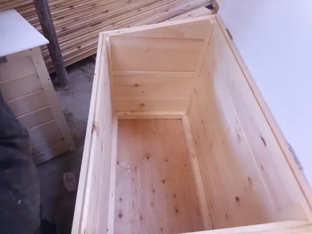 Wooden, storage, and garbage bins. - Photo 4