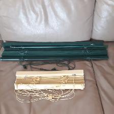 2 STORES CROCHETS: 1 VERT FONCÉ 1 BEIGE MÉTAL: $10.00 CHAQUE
