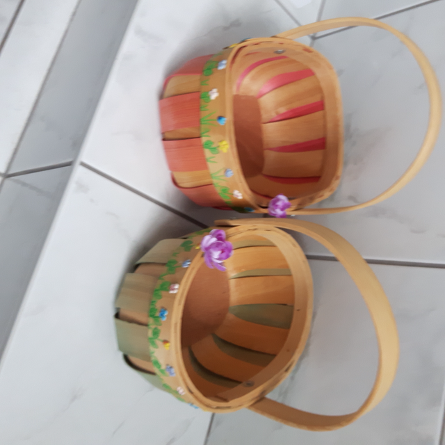 2 PANIERS NEUFS EN BOIS DÉCORÉS DE COULEURS FLEURS $10.00 CHACUN - Photo 2