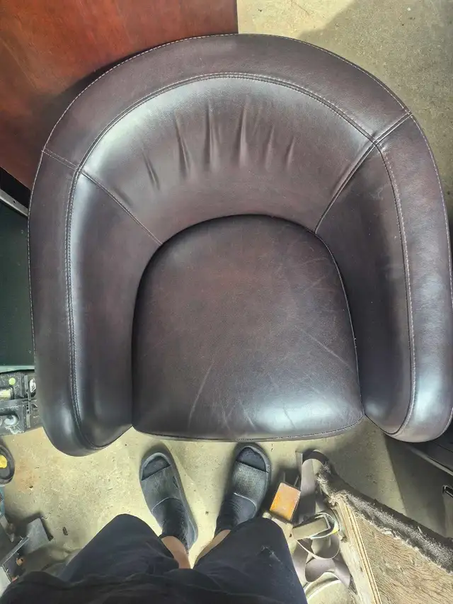 Leather chair - Photo 2