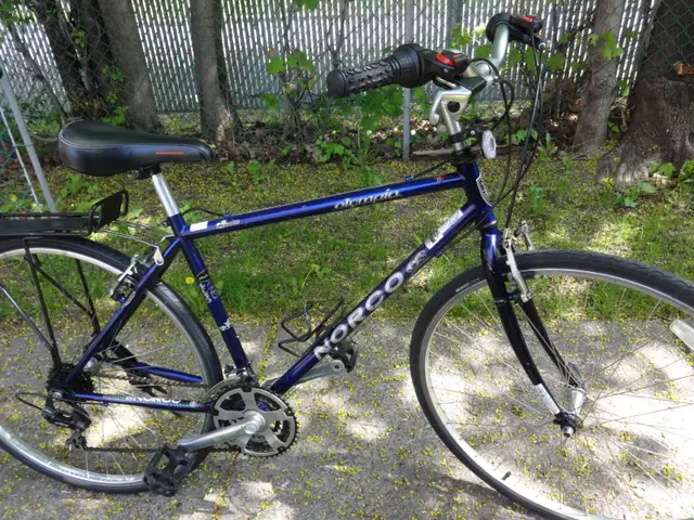 NORCO,VÉLO DE VILLE,DE 18 VITESSES, ROUES 28 POUCES.