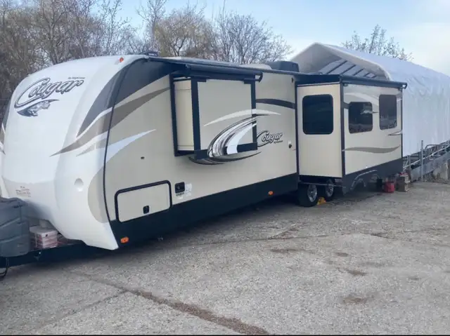 2017 Cougar 29’ Trailer