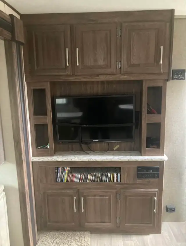 2017 Cougar 29’ Trailer - Photo 4