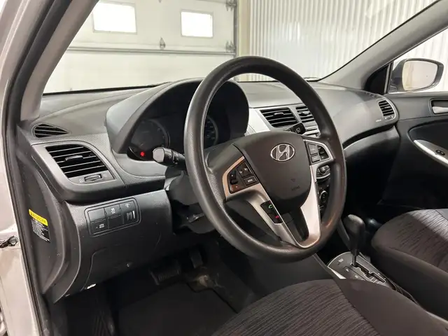 Hyundai Accent Voiture à hayon, 5 portes, boîte automatique GL 2 - Photo 12