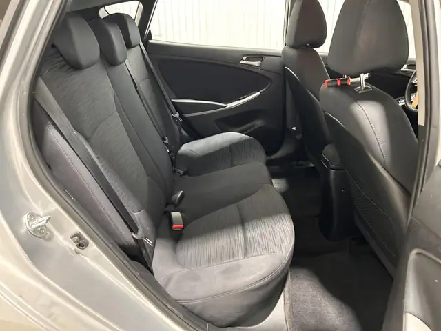 Hyundai Accent Voiture à hayon, 5 portes, boîte automatique GL 2 - Photo 16