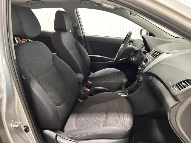 Hyundai Accent Voiture à hayon, 5 portes, boîte automatique GL 2 - Photo 17