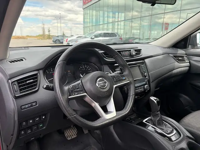 2020 Nissan Rogue SV AWD • Technology Package • 360 Cam • Moonro - Photo 14