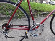 VÉLO FAVORIT DE ROUTE, FAIT EN EUROPE. 27 POUCES. PROPRE.