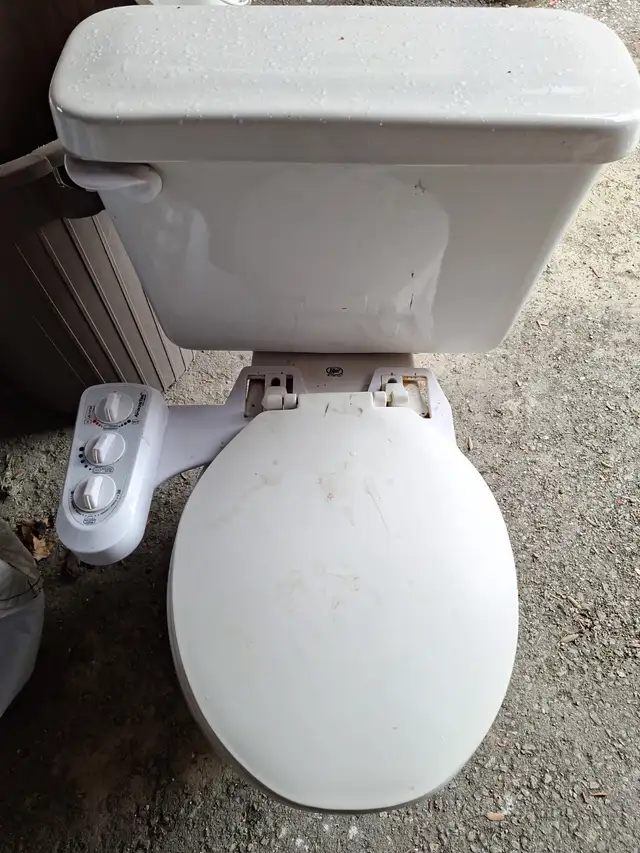 Round toilet with bidet for free