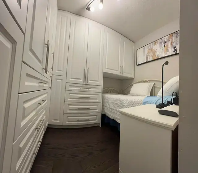 PRIVATE FURNISHED DEN/ROOM, HEART OF DOWNTOWN KING/JOHN, F-ONLY