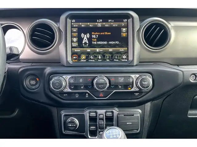 2022 Jeep Wrangler Willys 4Dr 6Spd Manual | Alpine NAV | 4X4 - Photo 6