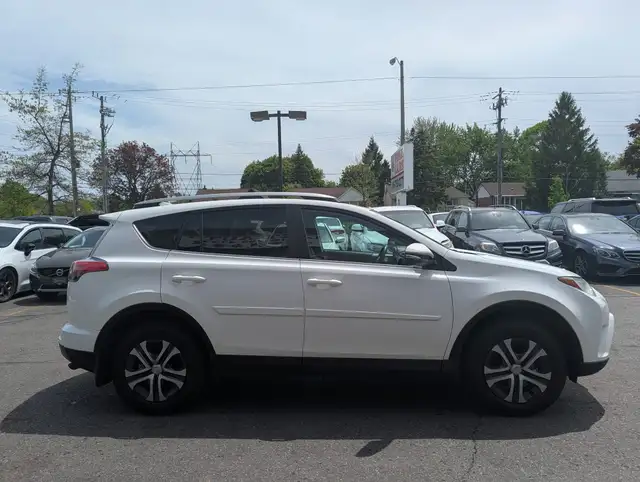 2017 Toyota RAV4 LE • AWD Camera Bluetooth - Photo 8