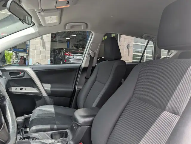 2017 Toyota RAV4 LE • AWD Camera Bluetooth - Photo 10