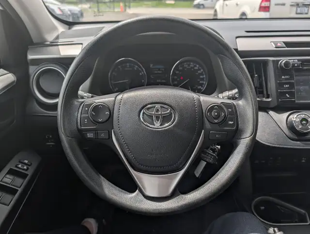 2017 Toyota RAV4 LE • AWD Camera Bluetooth - Photo 11