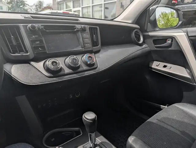 2017 Toyota RAV4 LE • AWD Camera Bluetooth - Photo 13