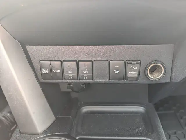 2017 Toyota RAV4 LE • AWD Camera Bluetooth - Photo 15