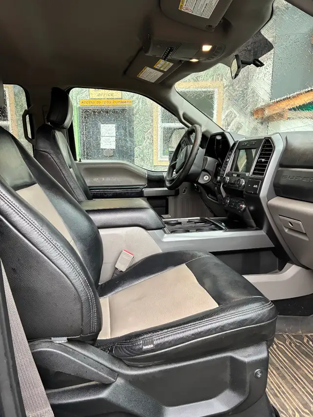 2019 Ford F350 XLT Crew Cab short box - Photo 3