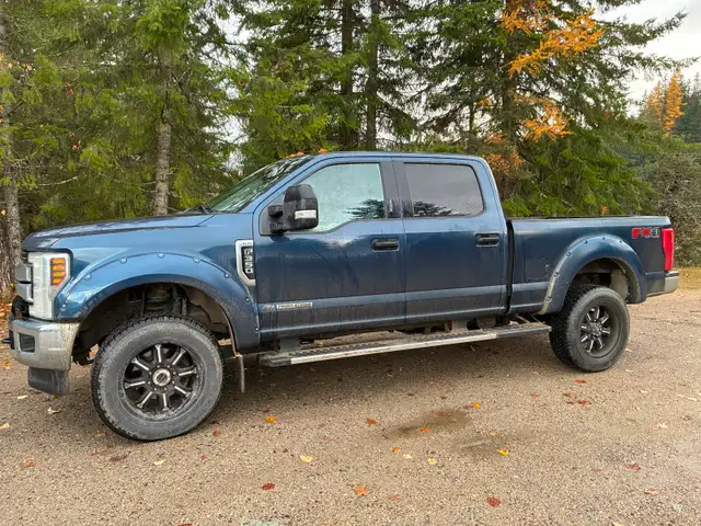 2019 Ford F350 XLT Crew Cab short box - Photo 6