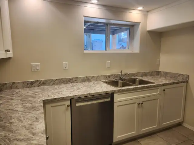 425 MacKenzie Ave-basement suite - Photo 3