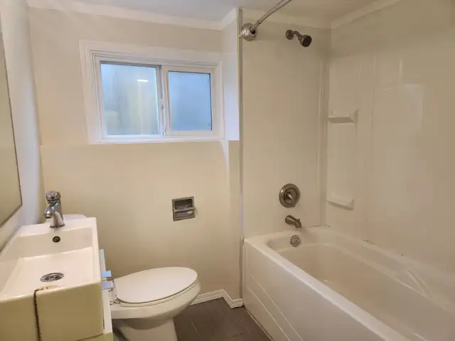 425 MacKenzie Ave-basement suite - Photo 10