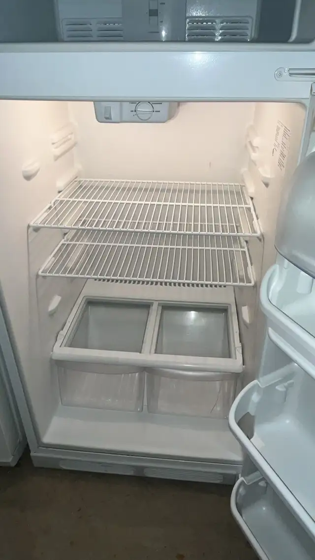 Frigidaire 28" Like New Condition Refrigerator - Photo 5
