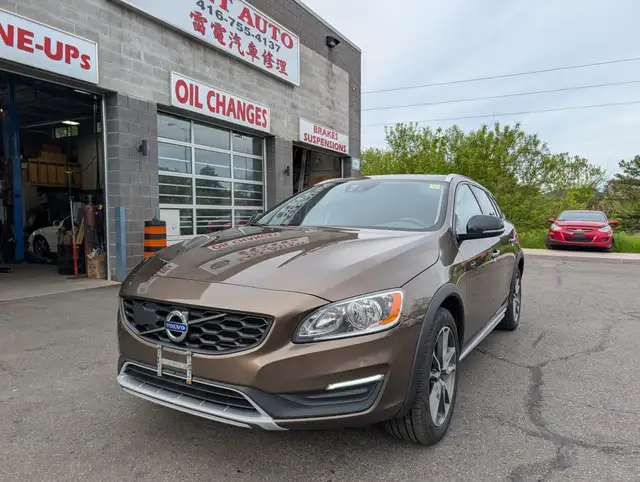 2017 Volvo V60 Cross Country Premier • Dealer Serviced - Photo 3