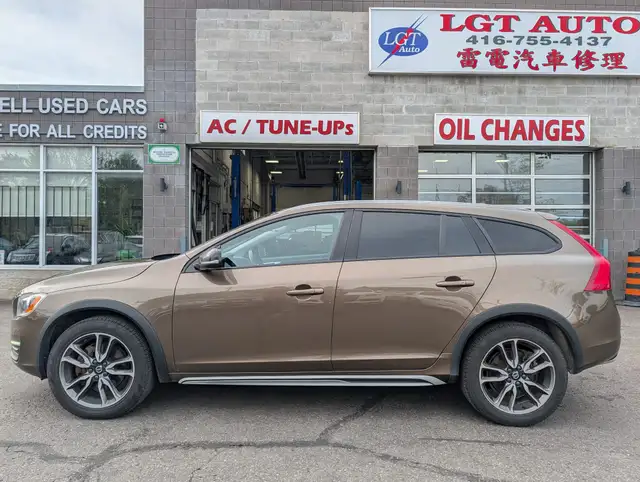 2017 Volvo V60 Cross Country Premier • Dealer Serviced - Photo 4