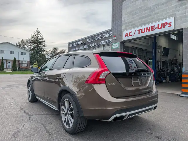 2017 Volvo V60 Cross Country Premier • Dealer Serviced - Photo 5