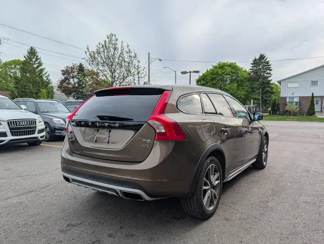 2017 Volvo V60 Cross Country Premier • Dealer Serviced - Photo 7