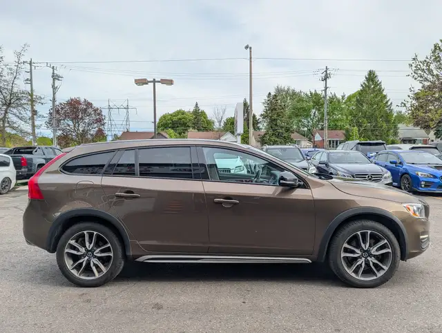 2017 Volvo V60 Cross Country Premier • Dealer Serviced - Photo 8