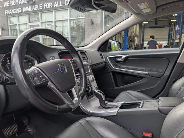 2017 Volvo V60 Cross Country Premier • Dealer Serviced - Photo 9