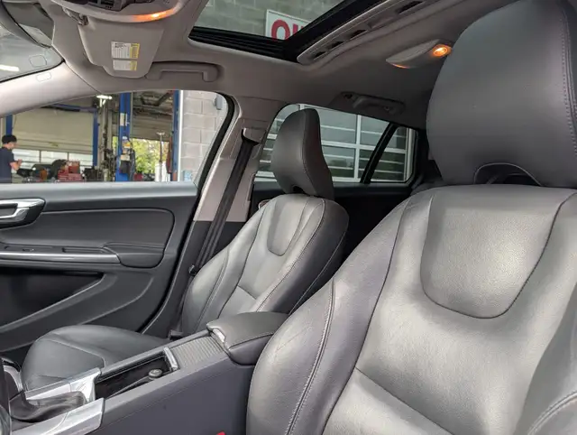 2017 Volvo V60 Cross Country Premier • Dealer Serviced - Photo 10