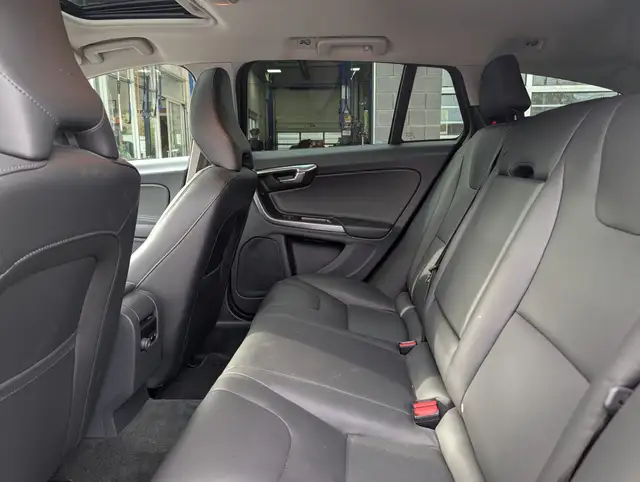 2017 Volvo V60 Cross Country Premier • Dealer Serviced - Photo 11