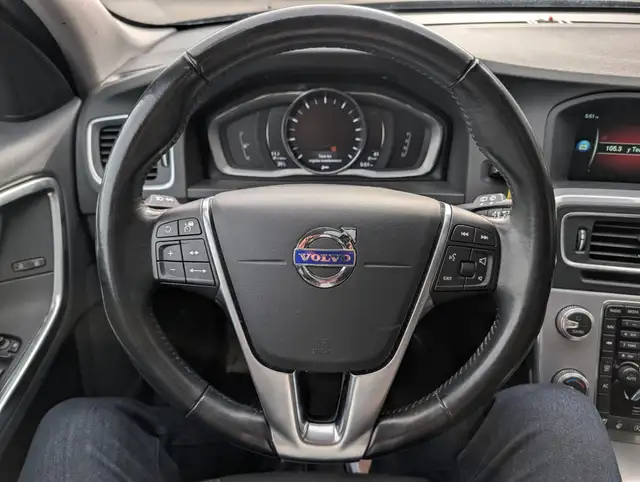 2017 Volvo V60 Cross Country Premier • Dealer Serviced - Photo 12