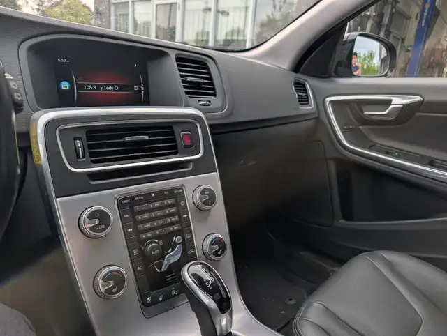 2017 Volvo V60 Cross Country Premier • Dealer Serviced - Photo 14