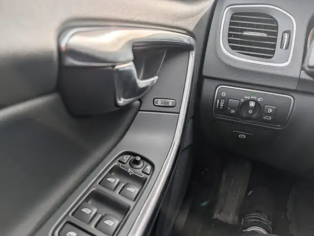 2017 Volvo V60 Cross Country Premier • Dealer Serviced - Photo 16
